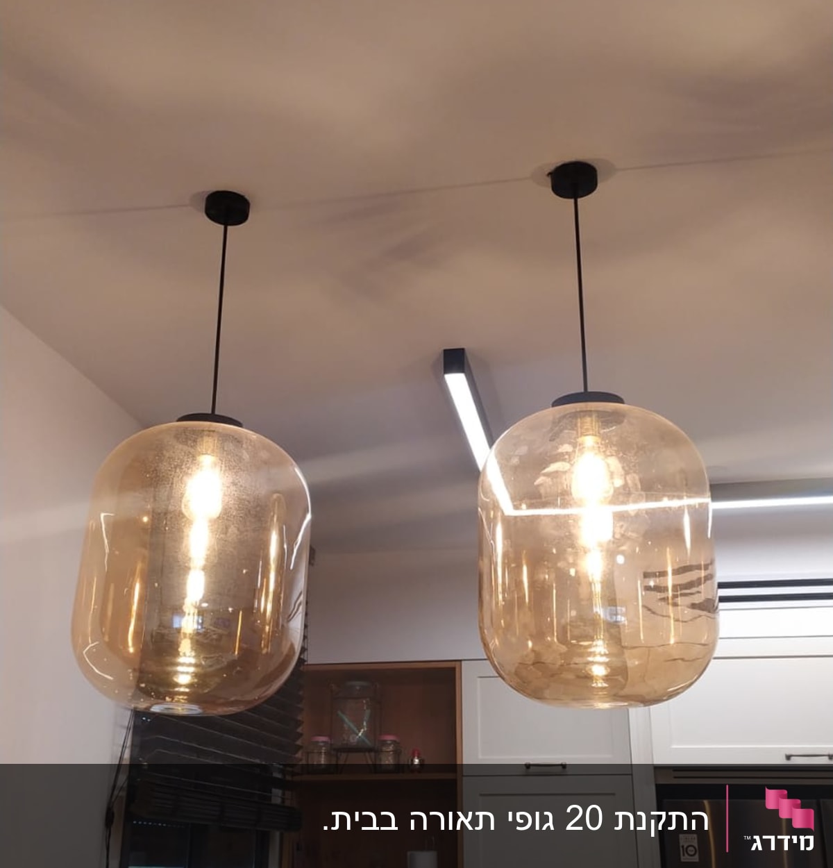 שני מנורות תלויות עם נורות דולקות